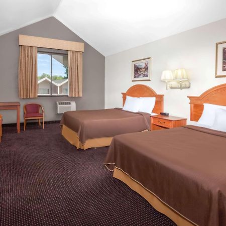 Travelodge By Wyndham Джаксън Екстериор снимка